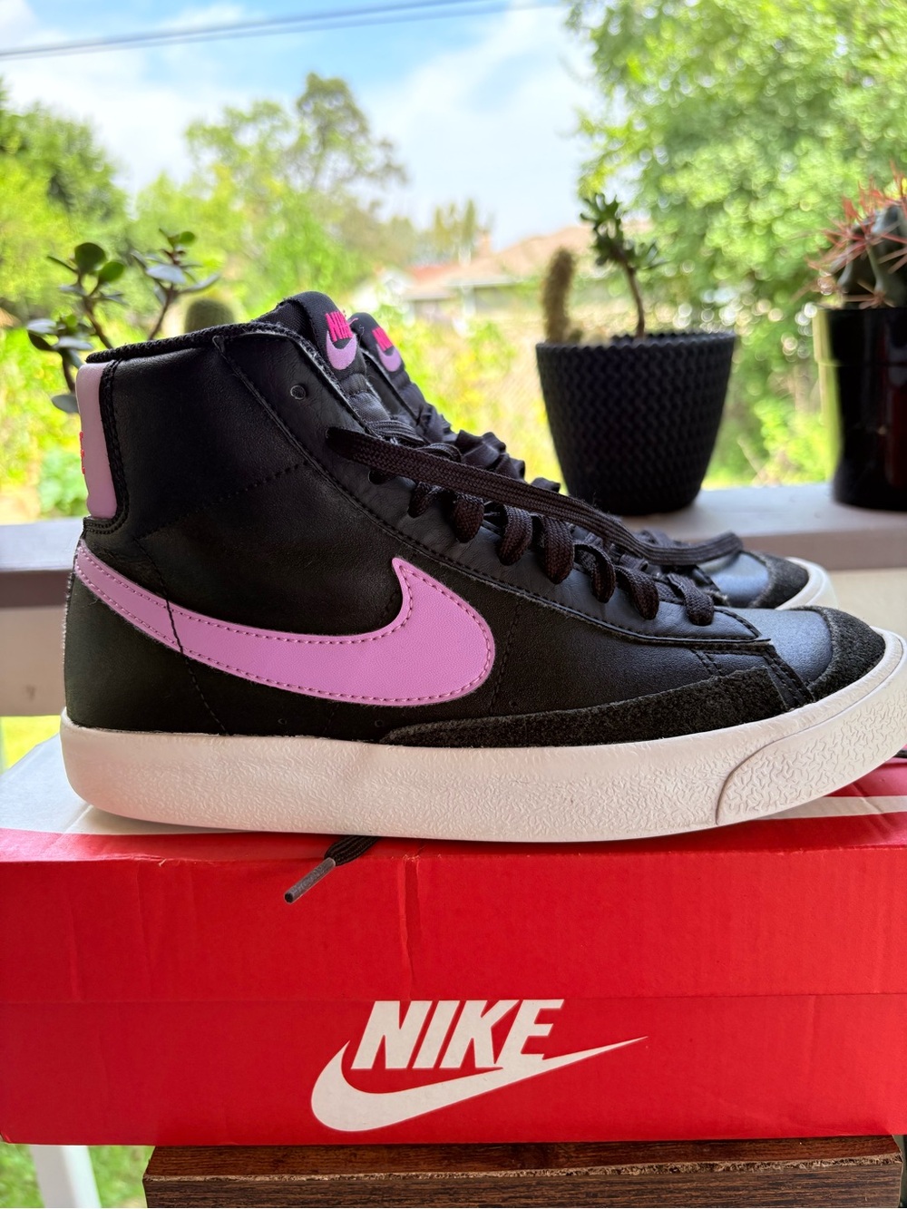 Nike Blazer Women's High-Top Sneakers in Black with Pink Swoosh 6.5…. Y5